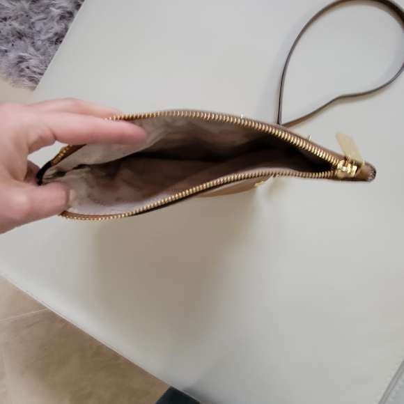 Michael kors crossbody with gold hardware and adjustable strap - Picture 4 of 4